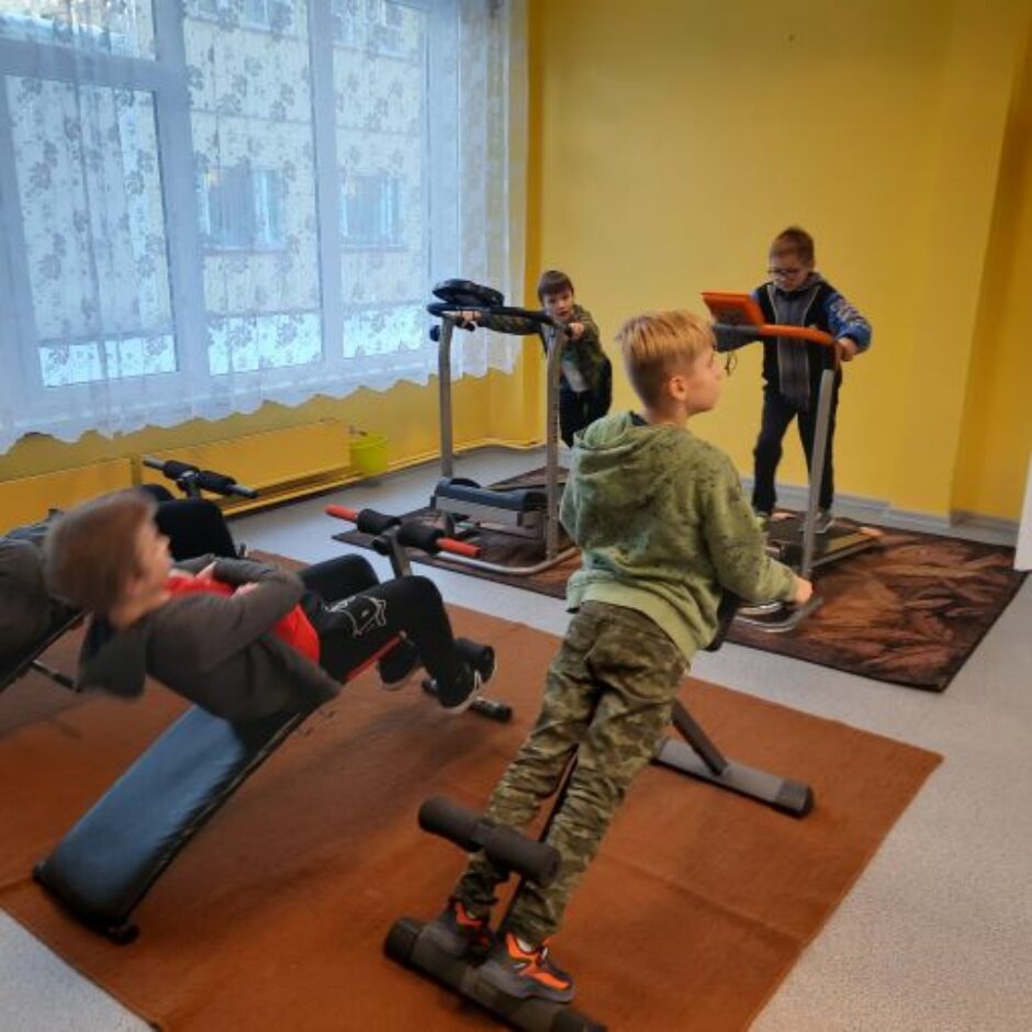 Bērni atrodas trenažieru zālē.
