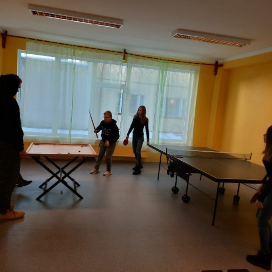 Bērni spēlē galda spēles.