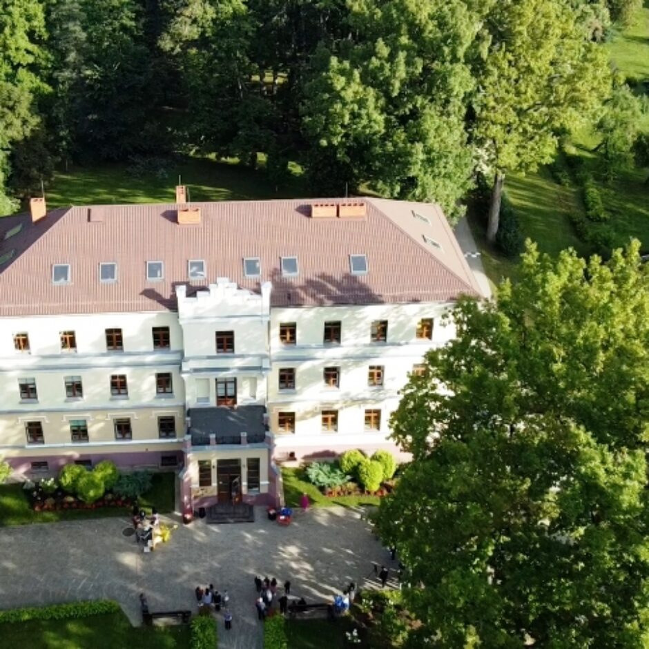Skola no augšas