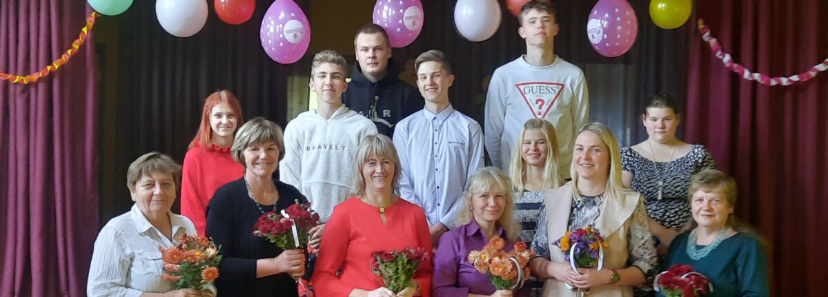 skolas kolektīvs kopā ar skolēniem