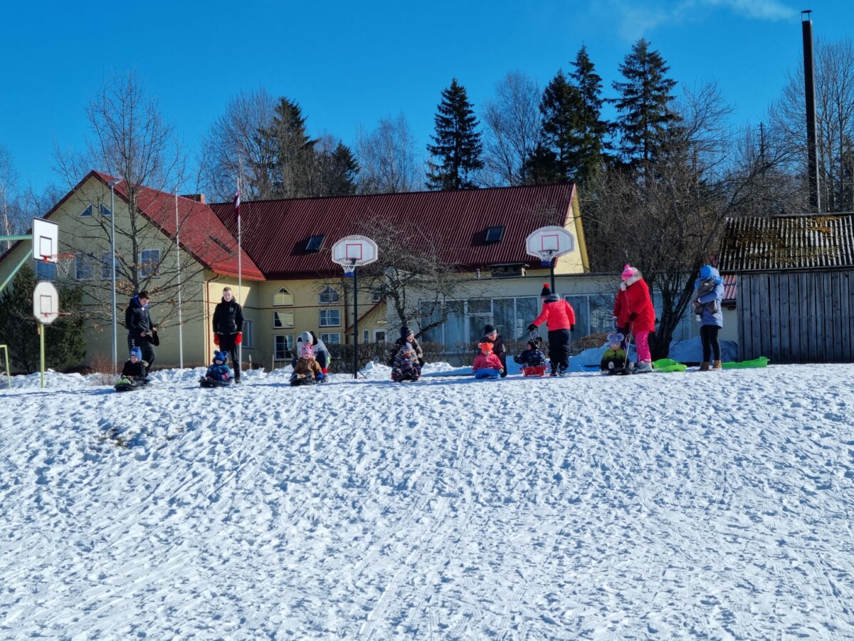 Skolēni piedalās ziemas stafetēs.