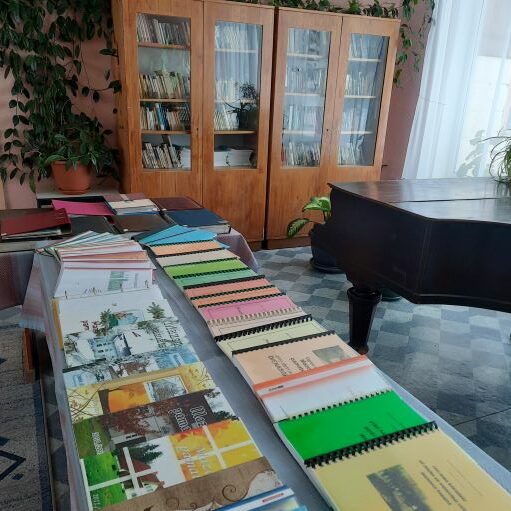 Mazozolu skolas bibliotēkas vizuālo izkārtojumu.